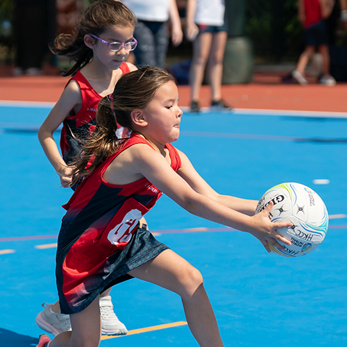 HKCC Netball Junior player chasing the ball