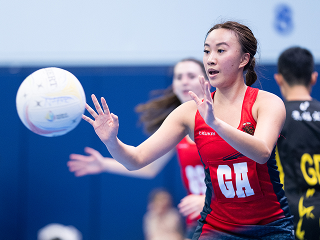 HKCC netball player passes the ball